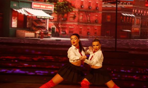megi-pojani-puthet-ne-buze-me-balerinen-gjate-performances-ne-“dwts”