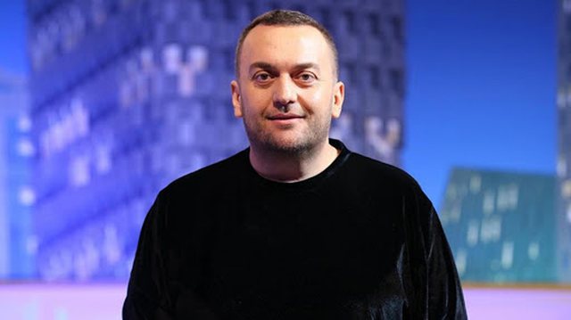 gati-per-rrugetimin-e-tij-ne-‘bbvk’!-olti-curri-zbarkon-ne-prishtine