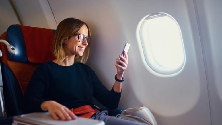 pasagjeret-ne-aeroplan-do-te-mund-te-perdorin-telefonat-e-tyre-nga-viti-i-ardhshem