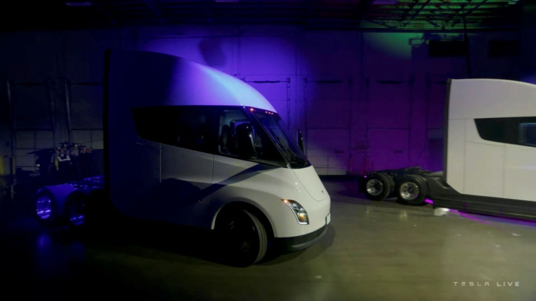 tesla-ben-dergesen-e-pare-te-kamioneve-elektrike-semi-–-kamioni-i-cili-premton-rreze-te-vozitjes-deri-ne-800-kilometra