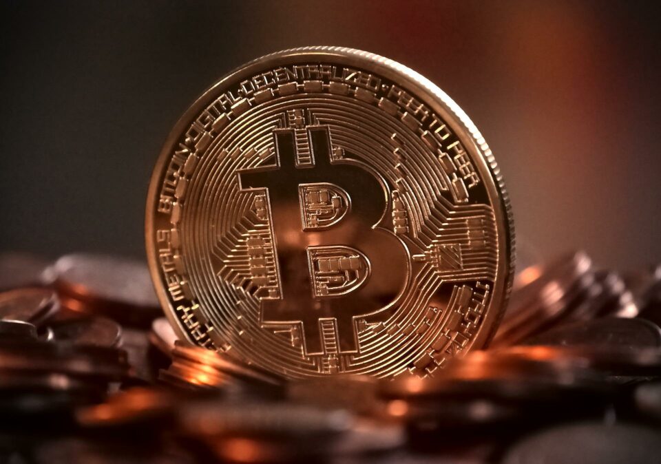 bitcoin-bie-perseri,-investitoret-shpresojne-se-‘me-e-keqja-ka-mbaruar’