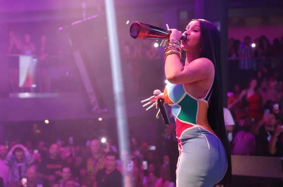 vetem-35-minuta-performance,-cardi-b-fiton-milionat