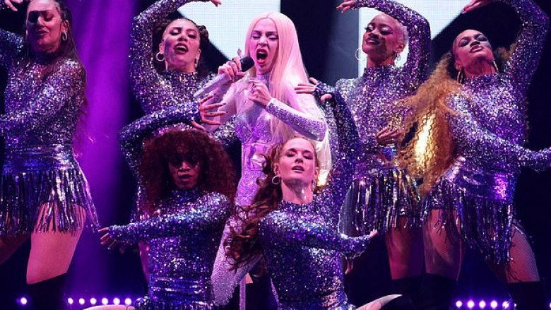 ava-max-dhuron-performance-mahnitese-ne-skenen-e-“jingle-ball-2022”