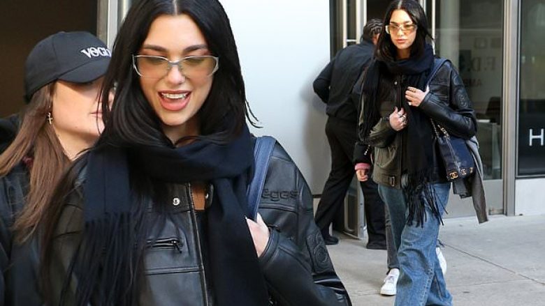 dua-lipa-shfaqet-me-shume-stil-rrugeve-te-new-yorkut,-teksa-qendron-e-ngrohte-e-veshur-me-nje-xhakete-lekure