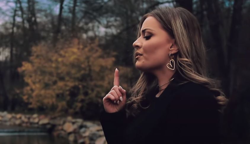 arnita-kastrati-shoqeron-me-videoklip-kengen-e-saj-te-pare