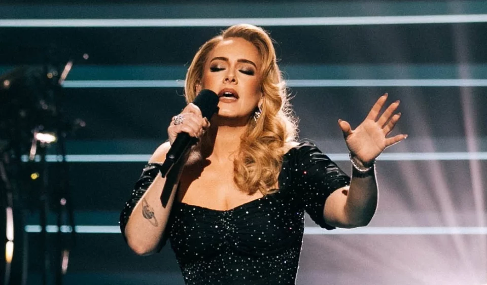 adele-i-rikthehet-psikoterapise:-“ka-dicka-ne-interpretimin-live-qe-me-tmerron”