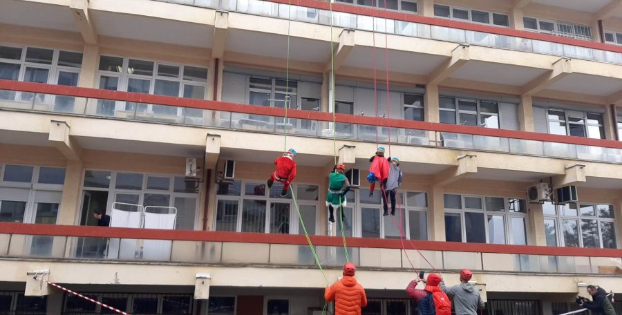 20-alpiniste-te-maskuar-si-superheronj-leshohen-ne-katet-e-pediatrise