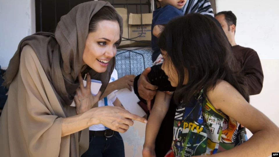 angelina-jolie-jep-doreheqje-nga-pozita-e-ambasadores-ne-unhcr