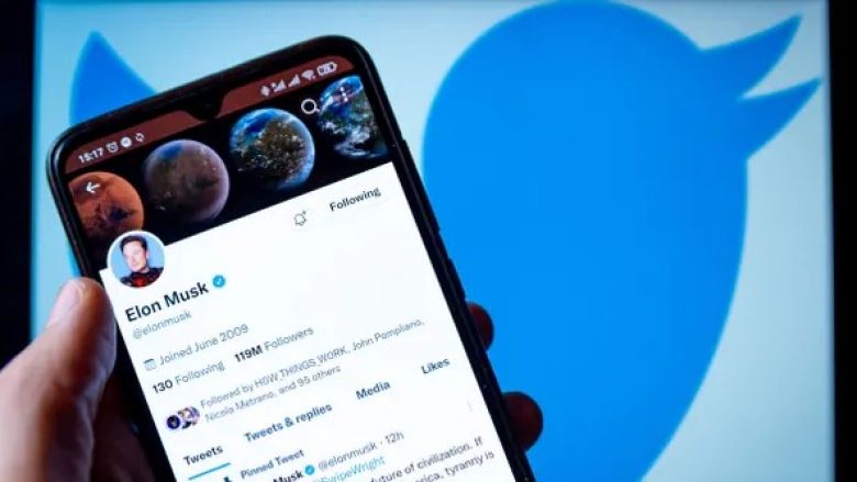 musk-pyet-perdoruesit-e-twitter-nese-ai-duhet-te-qendroje-ne-krye-te-platformes-se-mediave-sociale