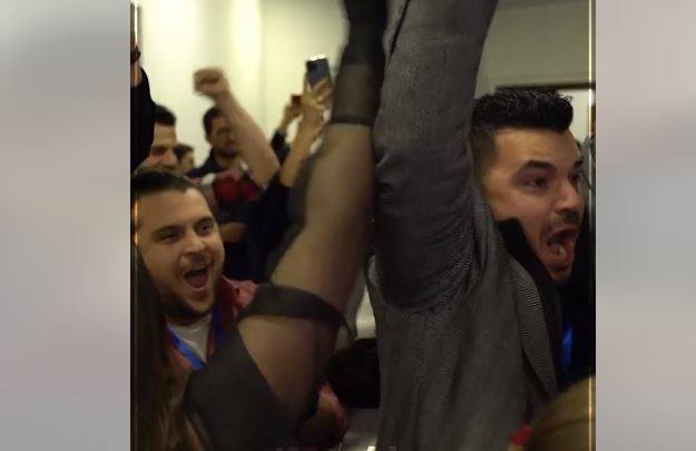 video|-reagimi-i-burrit-te-albina-kelmendit-kur-ajo-u-shpall-fituese-ne-festivalin-e-kenges