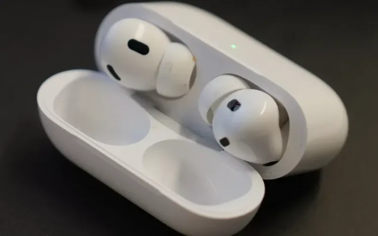 funksioni-i-ri-i-airpods-te-apple-mund-te-ndihmoje-njerezit-me-humbje-te-degjimit