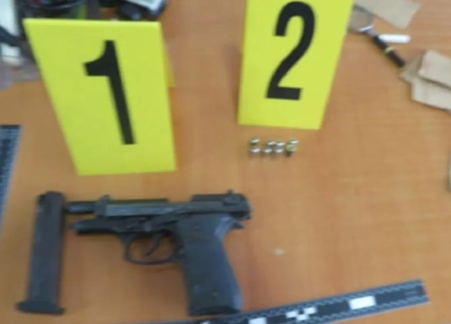 policia-realizon-nje-bastisje-ne-mitrovice,-sekuestrohet-nje-arme