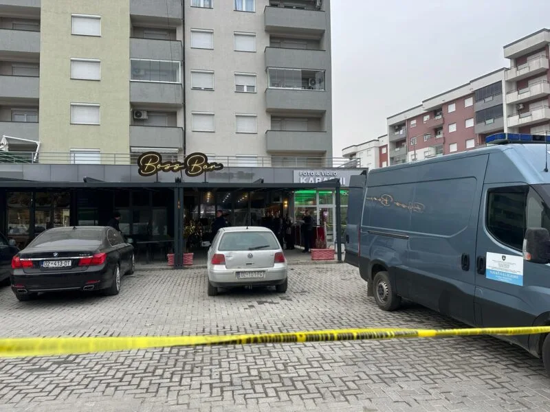 vrasja-qe-tronditi-skenderajn-–-policia-i-arreston-babe-dhe-bir,-ua-sekuestron-nje-kallash-e-tri-pistoleta