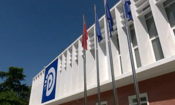 negociata-per-zgjedhjet-e-11-majit,-sali-berisha-takohet-me-aleatet-ne-seline-e-pd