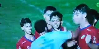 futbollisti-“boksier”/-plas-grushti-ne-ndeshjen-e-luajtur-ne-uruguaj
