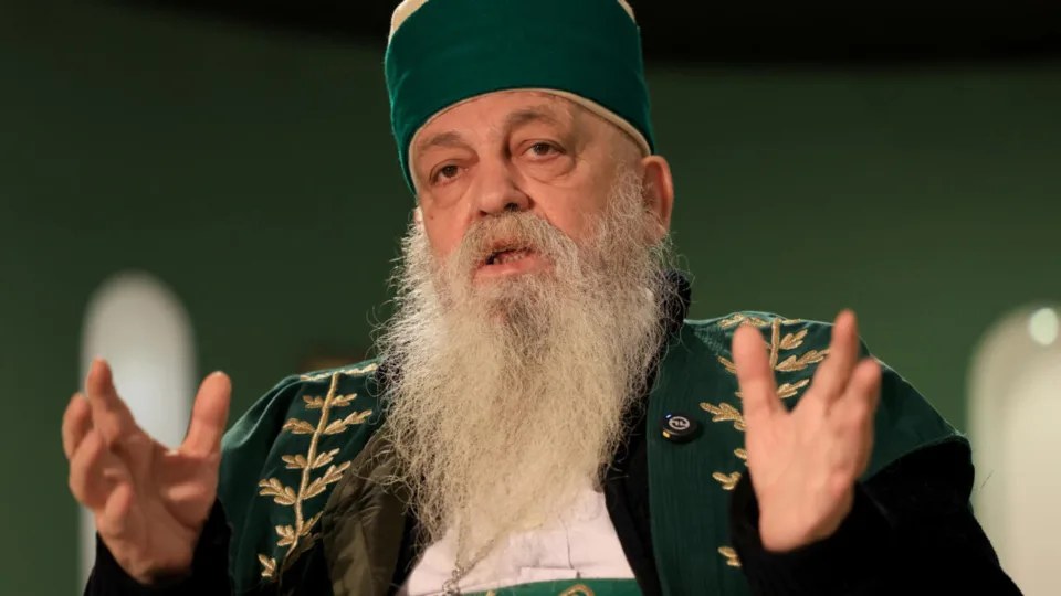 “rakia,-si-qumeshti-i-nenes”,-baba-mondi-interviste-per-afp:-shteti-bektashi,-nje-cope-toke-pa-taksa-e-pa-polici