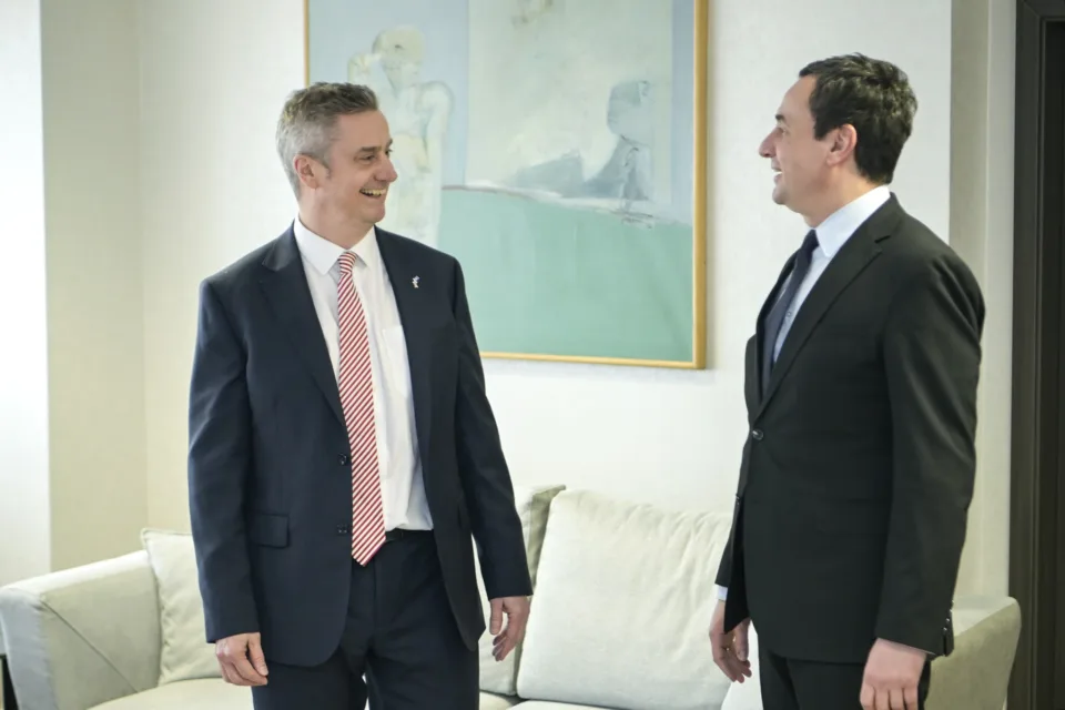 ambasadori-britanik:-kosova-duhet-te-kete-nje-qeveri-stabile-sa-me-shpejt-te-jete-e-mundur