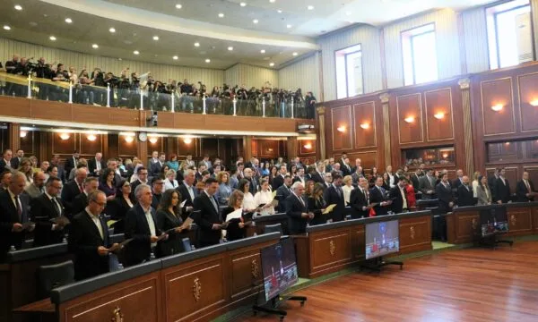 dje-vv’se-i-deshtoi-propozimi-per-albulena-haxhiun-kryeparlamentare,-seanca-vazhdon-serish-neser