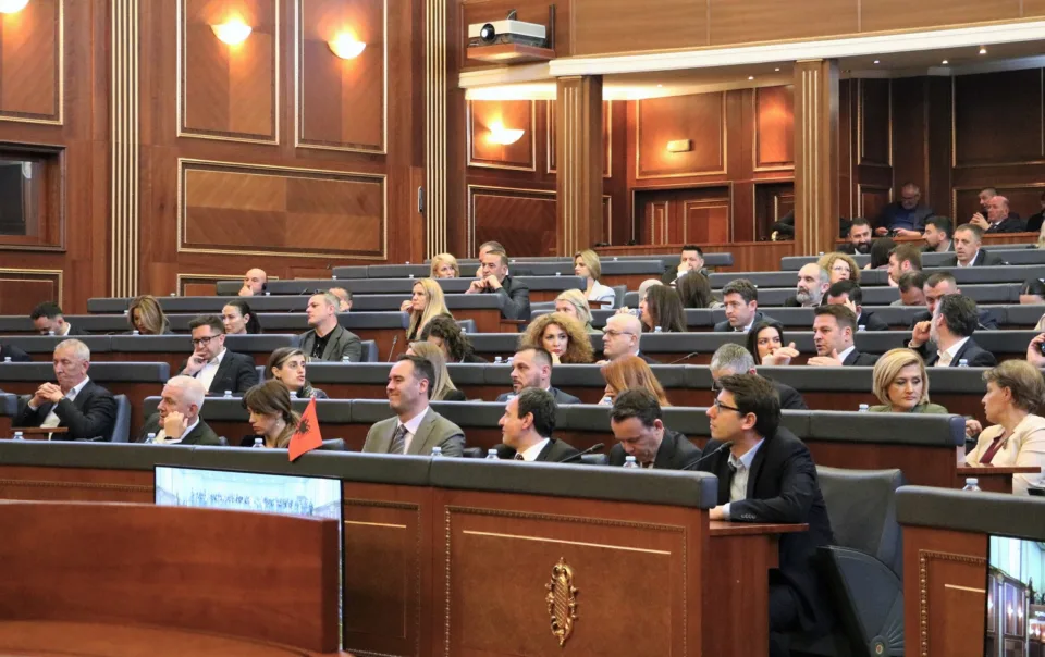 neser-perpjekja-e-12’te-per-konstituim,-vv-insiston-ne-votim-te-fshehte-per-albulena-haxhiun