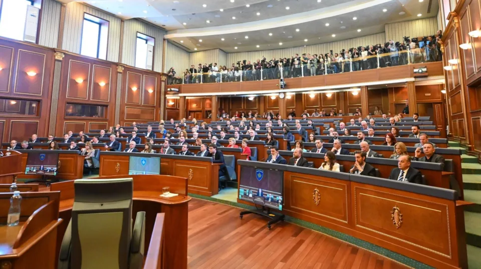 rrezohet-pretendimi-i-vv-se:-deputetet-s’jane-obliguar-nga-kushtetuesja-te-marrin-pjese-ne-votim