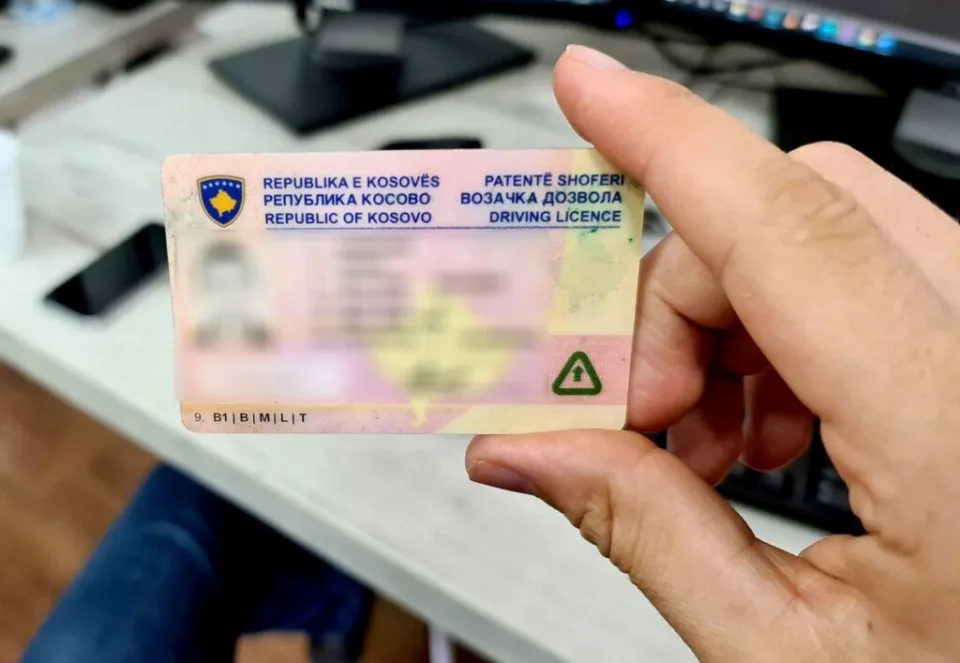 i-kerkuan-para-nje-kandidatje-per-ta-kaluar-ne-testin-praktik-te-vozitjes,-arrestohen-dy-zyrtare