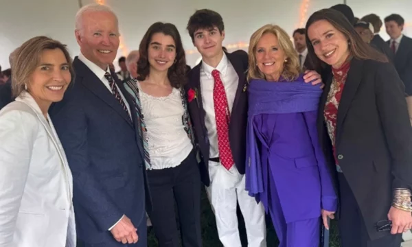 joe-biden-shfaqet-per-here-te-pare-pas-diagnostikimit-me-kancer,-shkon-ne-diplomim-te-nipit-te-tij