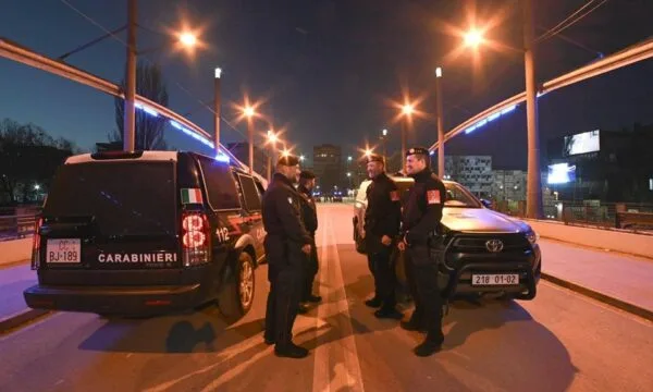 kfor-i:-karabinieret-italiane-me-prezencen-statike-mbi-uren-e-ibrit-ne-mitrovice-po-i-ndihmojne-komunitetet