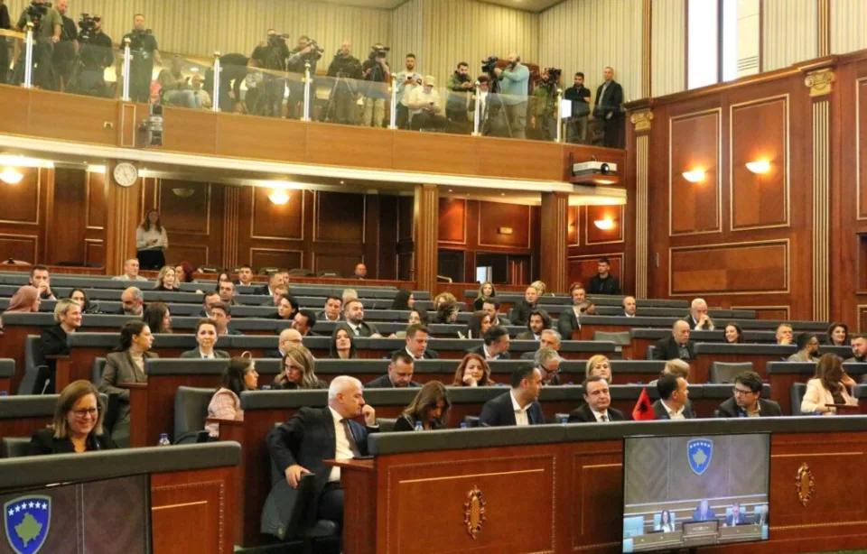 bllokada-ne-kuvendin-e-kosoves,-beteje-pa-fitues-qe-dy-muaj-per-kryeparlamentari