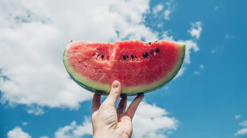 frutat-dhe-perimet-qe-duhet-t’i-hani-kete-vere-per-te-qendruar-te-hidratuar