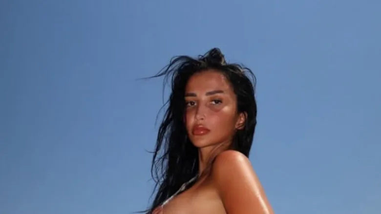 xheneta-fetahu-provokon-me-fotografite-ne-bikini-nga-pushimet-ne-jug-te-shqiperise