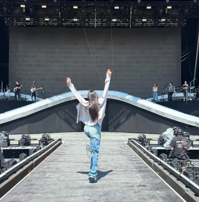 dua-lipa-feston-marrjen-e-shtetesise-se-kosoves-ne-festivalin-sunny-hill,-perkrah-te-fejuarit-dhe-miqve-te-afert