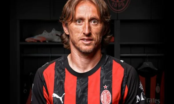 turme-e-madhe-e-tifozeve-i-doli-ne-pritje-modricit-ne-milano