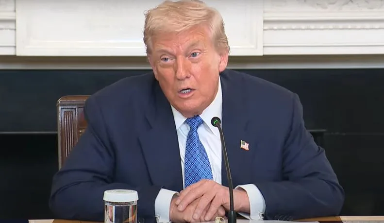 trump-i-krahason-zelenskyn-dhe-putinin-me-“vajin-dhe-uthullen”