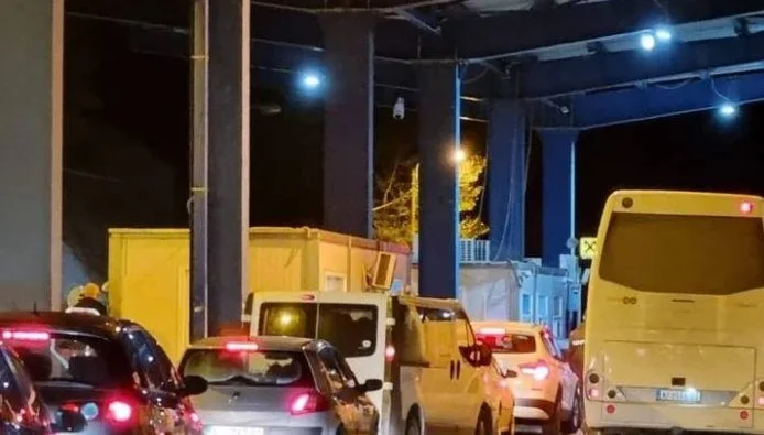 merdare:-po-vazhdojne-pritjet-deri-ne-5-ore,-kolona-mbi-1-kilometer