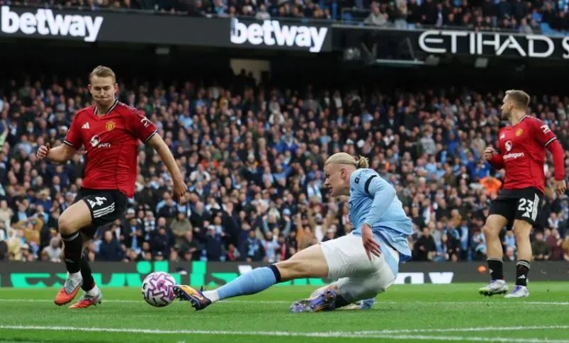 manchesteri-ngjyroset-me-te-kalter,-city-mposht-bindshem-unitedin