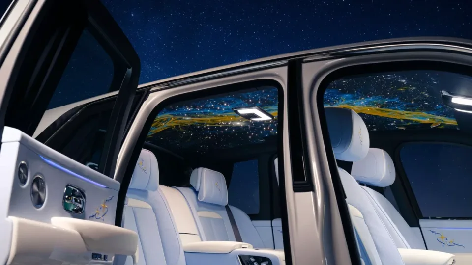 ky-rolls-royce-‘ka-nje-qiell-te-vertete’-ne-tavan,-i-gjithi-i-pikturuar-me-dore