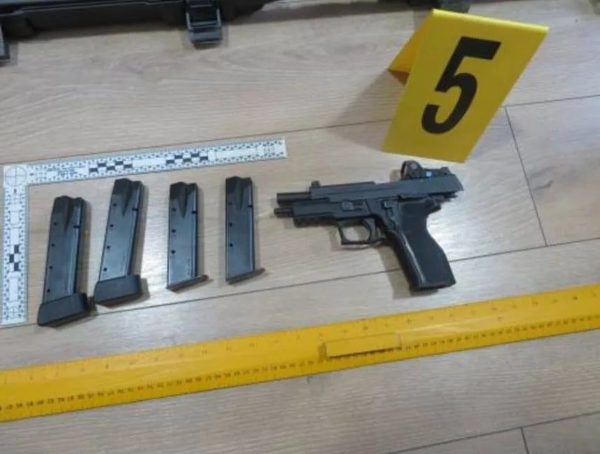 policia-sekuestron-arme-dhe-municione-ne-mitrovicen-e-jugut
