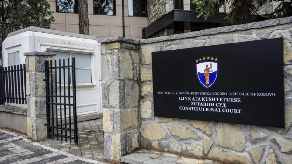 zgjatja-e-mases-se-perkohshme-ose-vendimi-final-–-dy-skenaret-se-cfare-pritet-neser-nga-kushtetuesja