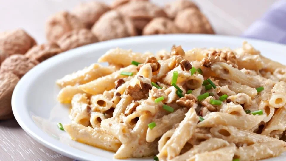 makarona-me-salce-pesto-te-bardhe-dhe-arra