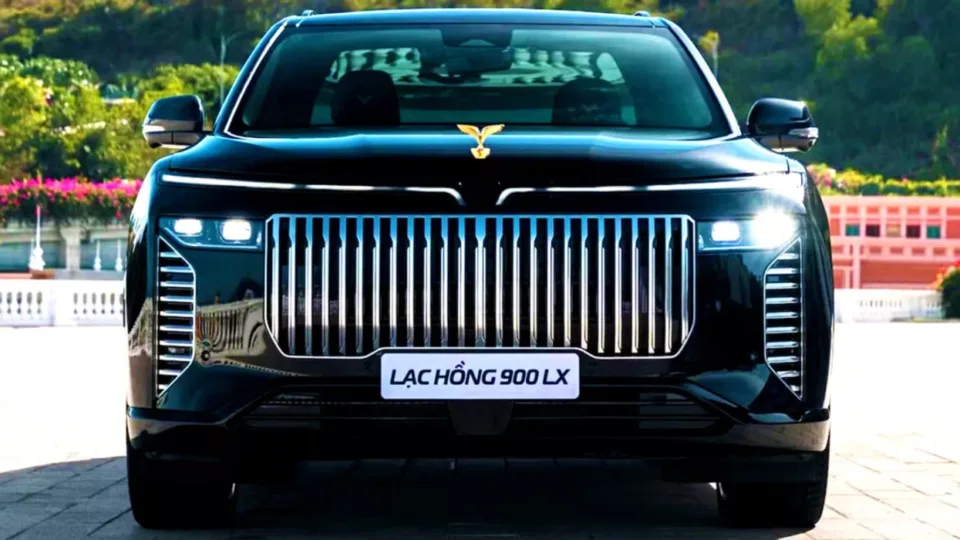 ky-suv-i-blinduar-thuhet-se-mund-te-perballoje-edhe-400-te-shtena-me-municion-te-drejtuar-me-laser
