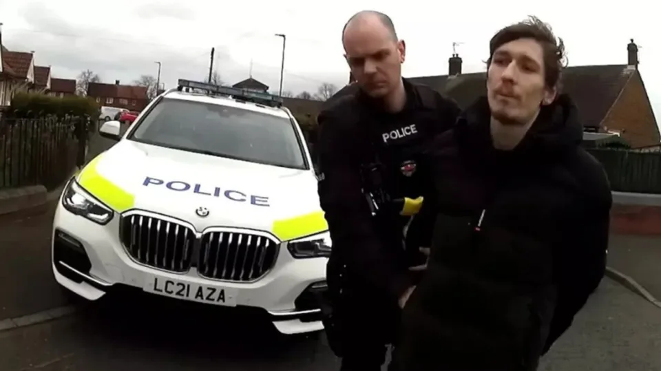 ‘e-futi-veten-ne-burg’,-britaniku-filmoi-veten-duke-ikur-nga-policia-me-me-motociklete-200-km-ne-ore