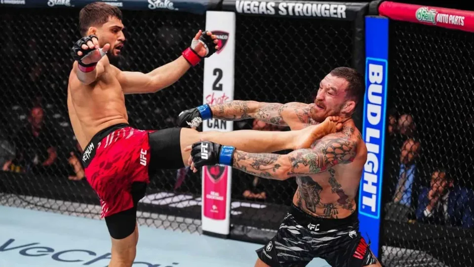 ramiz-brahimaj-trondit-las-vegasin:-e-rrah-keq-austin-vanderfordin-me-nokaut-dhe-nenshtrim-spektakolar-ne-“ufc-320”