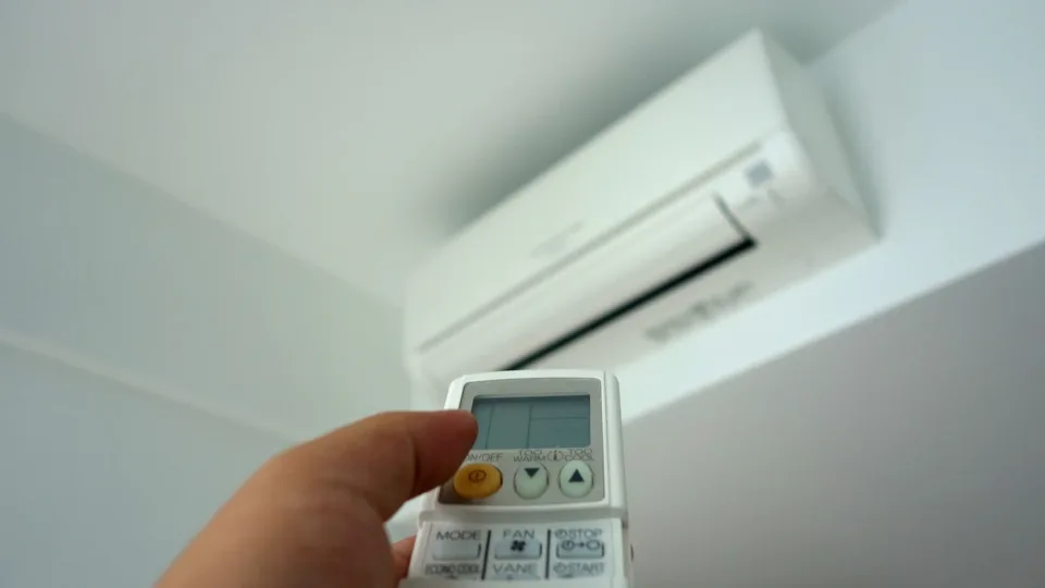 funksioni-i-fshehte-i-kondicionerit-qe-kursen-energji-dhe-ndalon-lageshtine