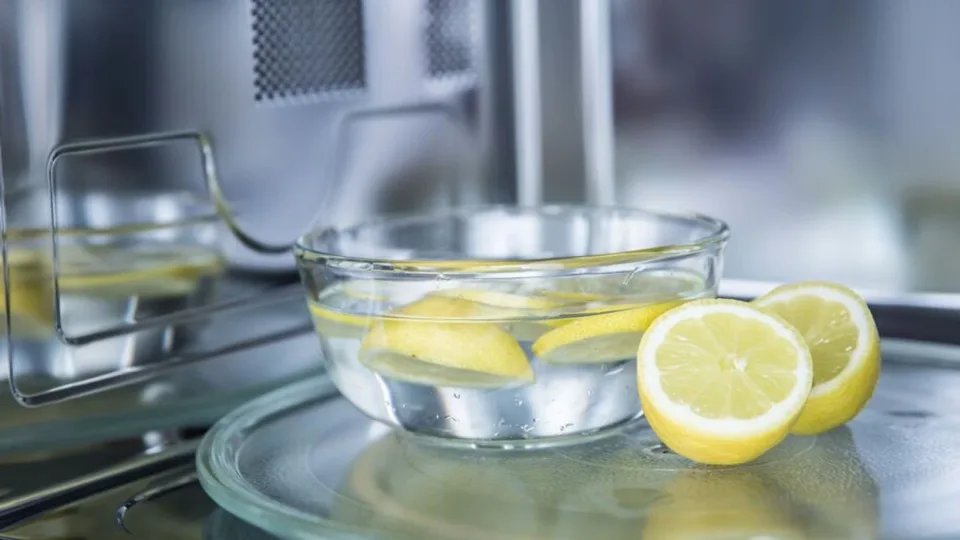 pse-duhet-te-vendosni-uje-me-limon-ne-furre?