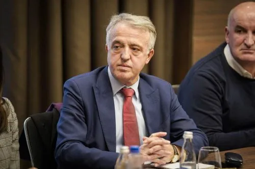hamiti-i-reagon-kurtit:-kosova-nen-sanksione,-qenka-storie-suksesi-–-cfare-propagande
