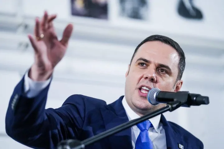 abdixhiku-i-reagon-kurtit:-cuditesh-se-nuk-i-kupton-parimet-e-as-dinjitetin-ne-politike