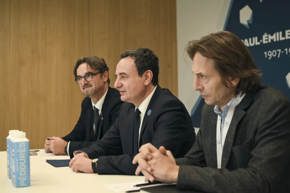 kurti-nga-franca:-heqja-e-masave-te-be-se-kunder-kosoves-eshte-vonuar-shume