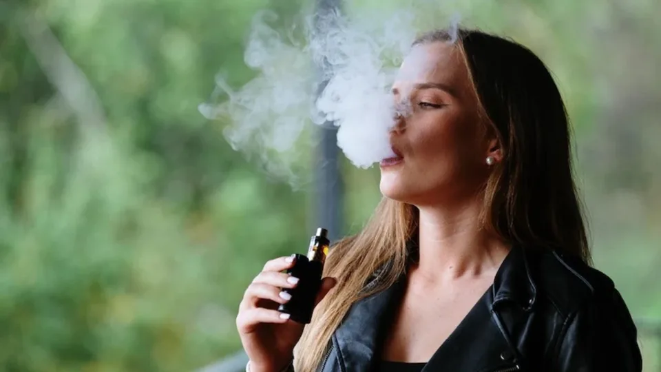 shkencetaret-zbuluan-ndotje-fekale-dhe-e.-coli-ne-cigaret-elektronike