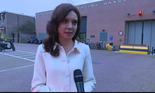 kryediplomatja-e-shqiperise-viziton-hashim-thacin-ne-hage:-e-gjeta-ne-gjendje-te-mire-–-procesi-te-mbyllet-me-drejtesi-historike