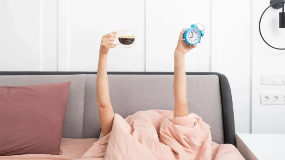 rituali-30-sekondesh-qe-bejne-cdo-mengjes-njerezit-e-suksesshem-–-zakoni-i-vogel-qe-ndryshon-gjithe-diten